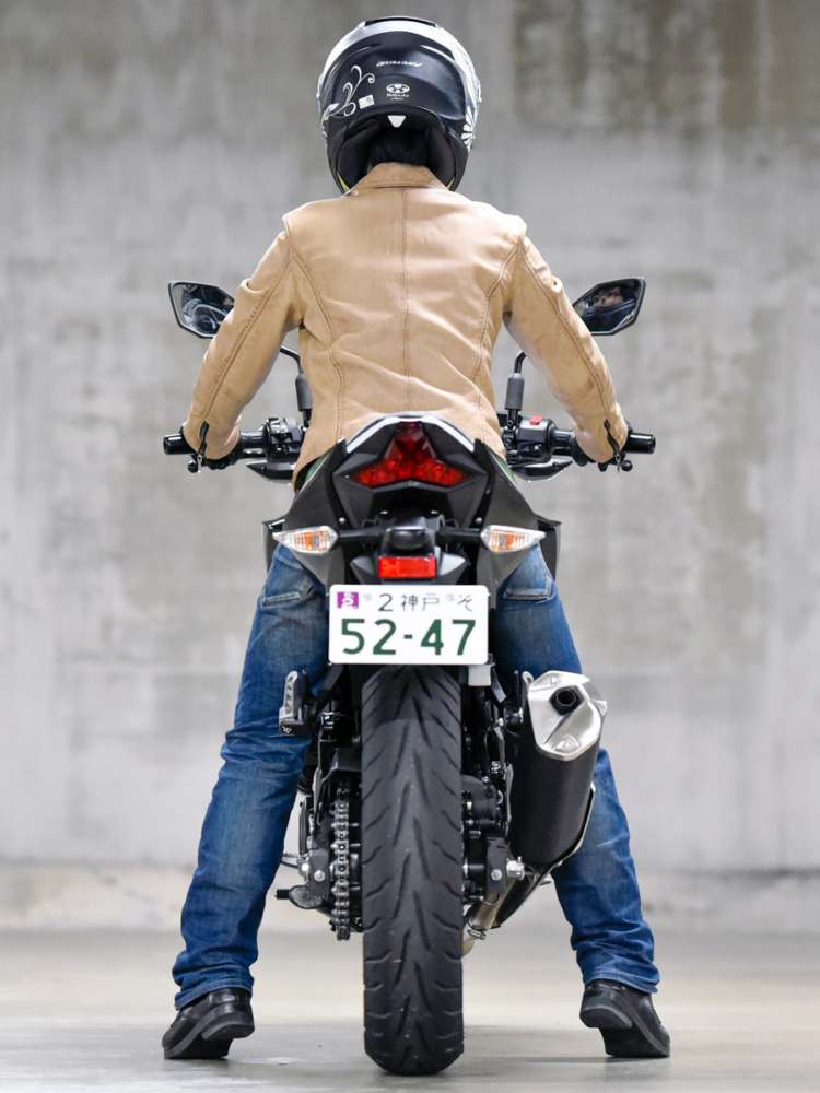 女性ライダーの足つきチェック Z250 19年撮影 バイクトピックス レディスバイク
