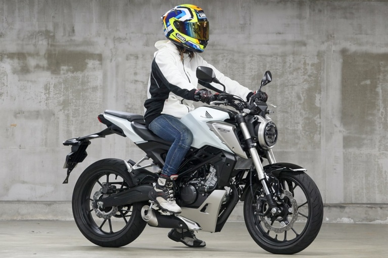 [女性ライダーの足つきチェック]CB125R(2019年撮影) - バイクトピックス - レディスバイク